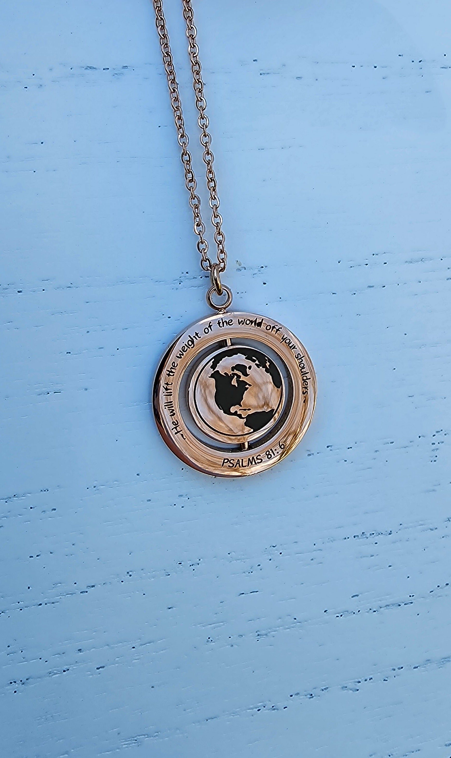 Rotating Center Circle Necklace