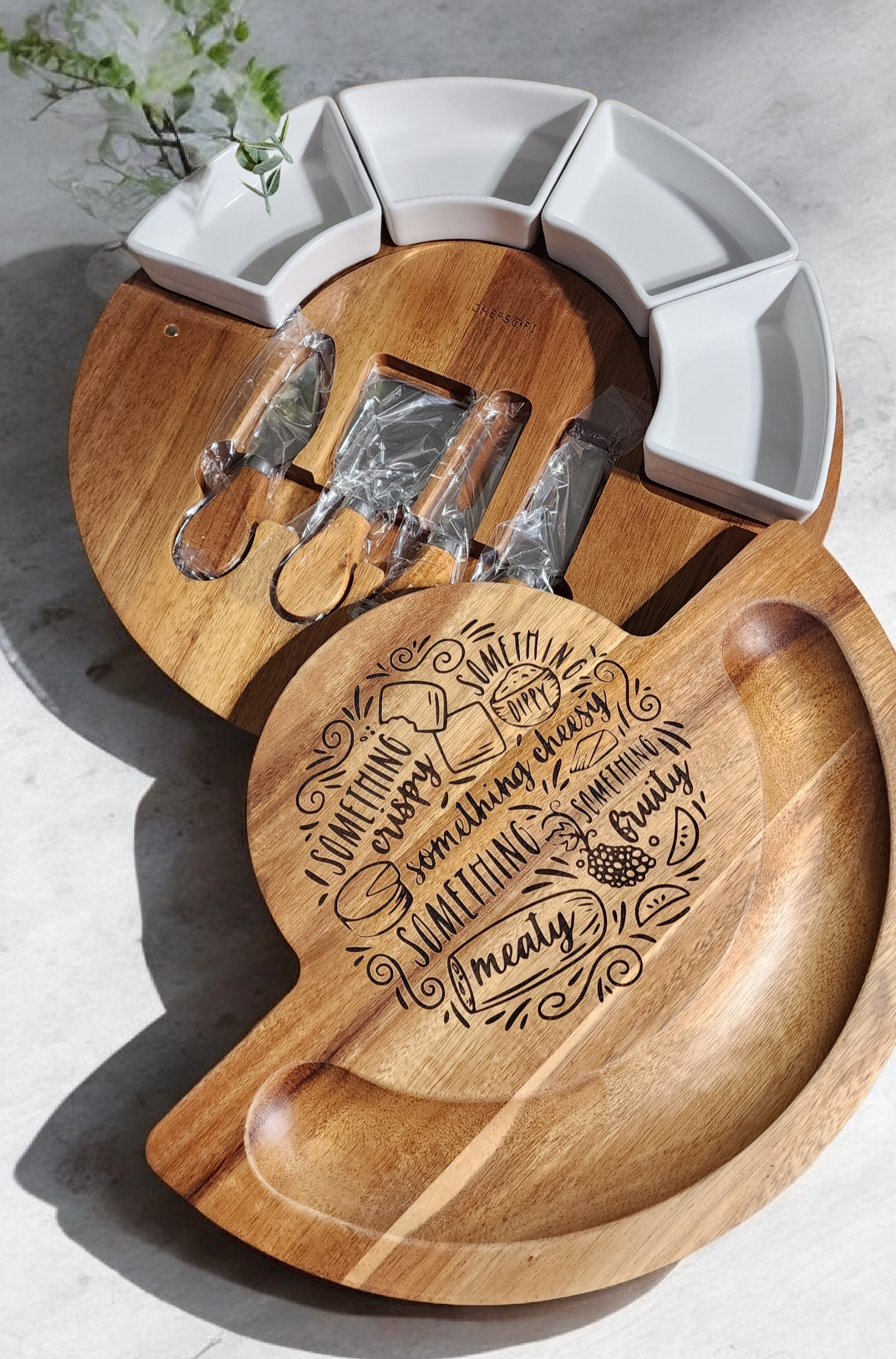 Round Acacia Wood Cheese Board with 4 Utensils